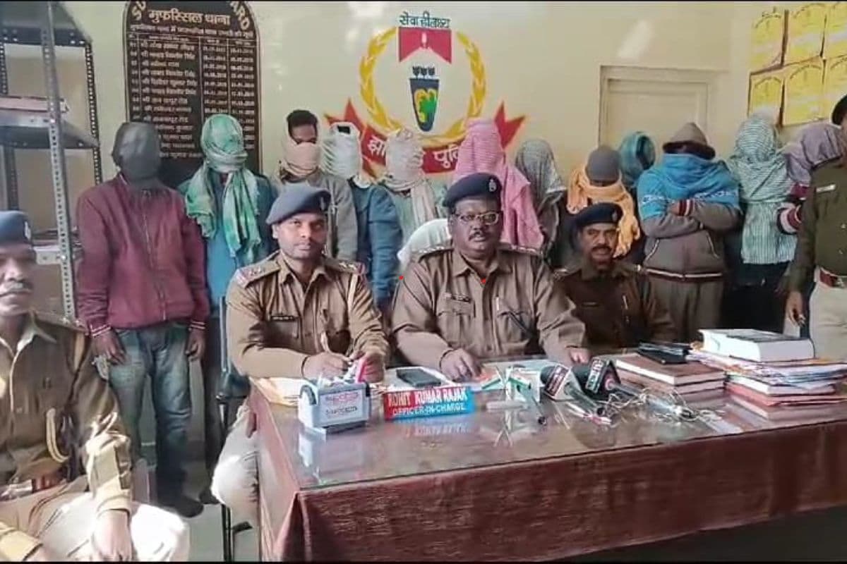 सिमडेगा में 12 जुआरिओं को पुलिस ने धर दबोचा, 29 बाइक, 10 हजार से अधिक नगद रुपये समेत ये चीजें हुई बरामद