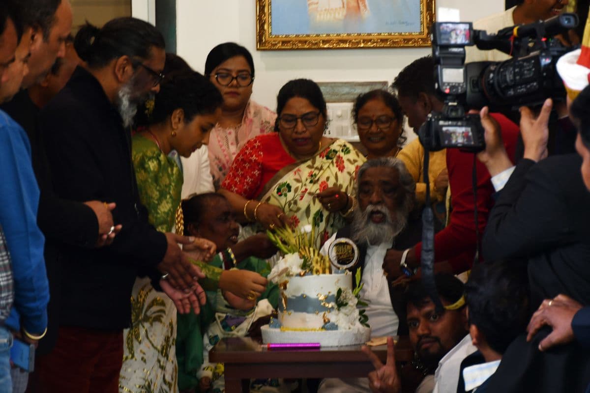 शिबू सोरेन के जन्मदिन पर मुख्यमंत्री हेमंत सोरेन ने काटा 81 पाउंड का केक, JMM ने किया था खास इंतजाम