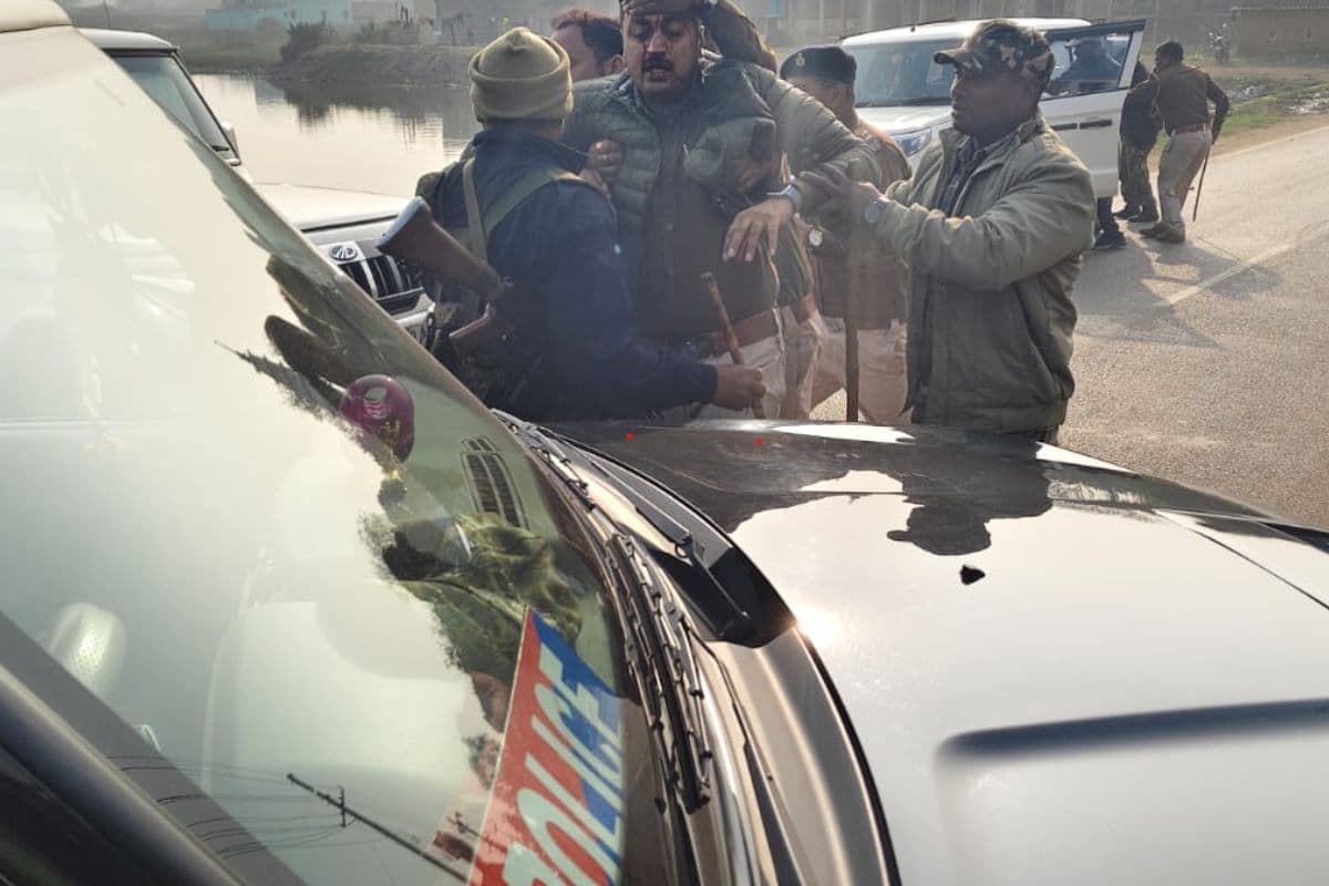 Dhanbad Crime News: चंद्रप्रकाश चौधरी और JMM समर्थकों में हिंसक झड़प, चले बम-गोली, बाघमारा एसडीपीओ जख्मी