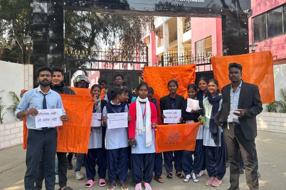 डोरंडा कॉलेज में सेमेस्टर- 3 का परीक्षा परिणाम नहीं हुआ जारी तो ABVP ने किया प्रदर्शन, अब चलेगा चरणबद्ध आंदोलन