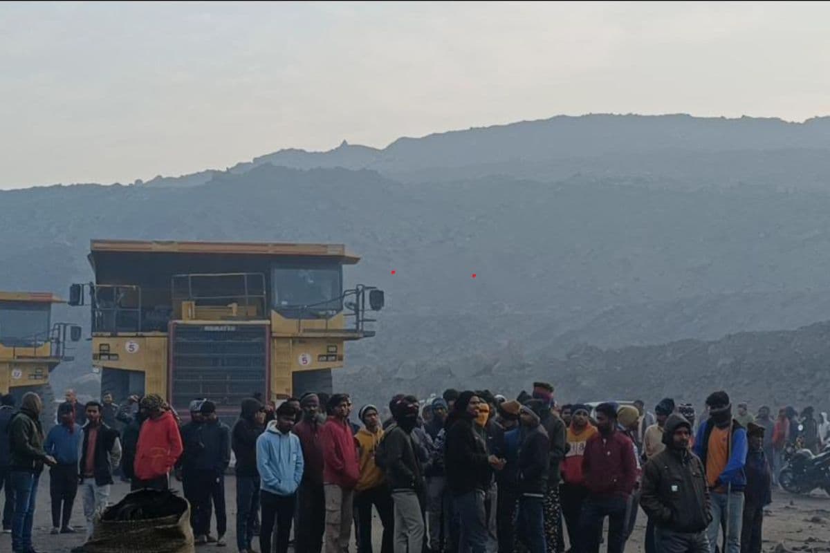 Dhanbad News: हॉलपैक मशीन की चपेट में आने से रैयत की मौत, आक्रोशित ग्रामीण और आउटसोर्सिंग कंपनी के समर्थक भिड़े