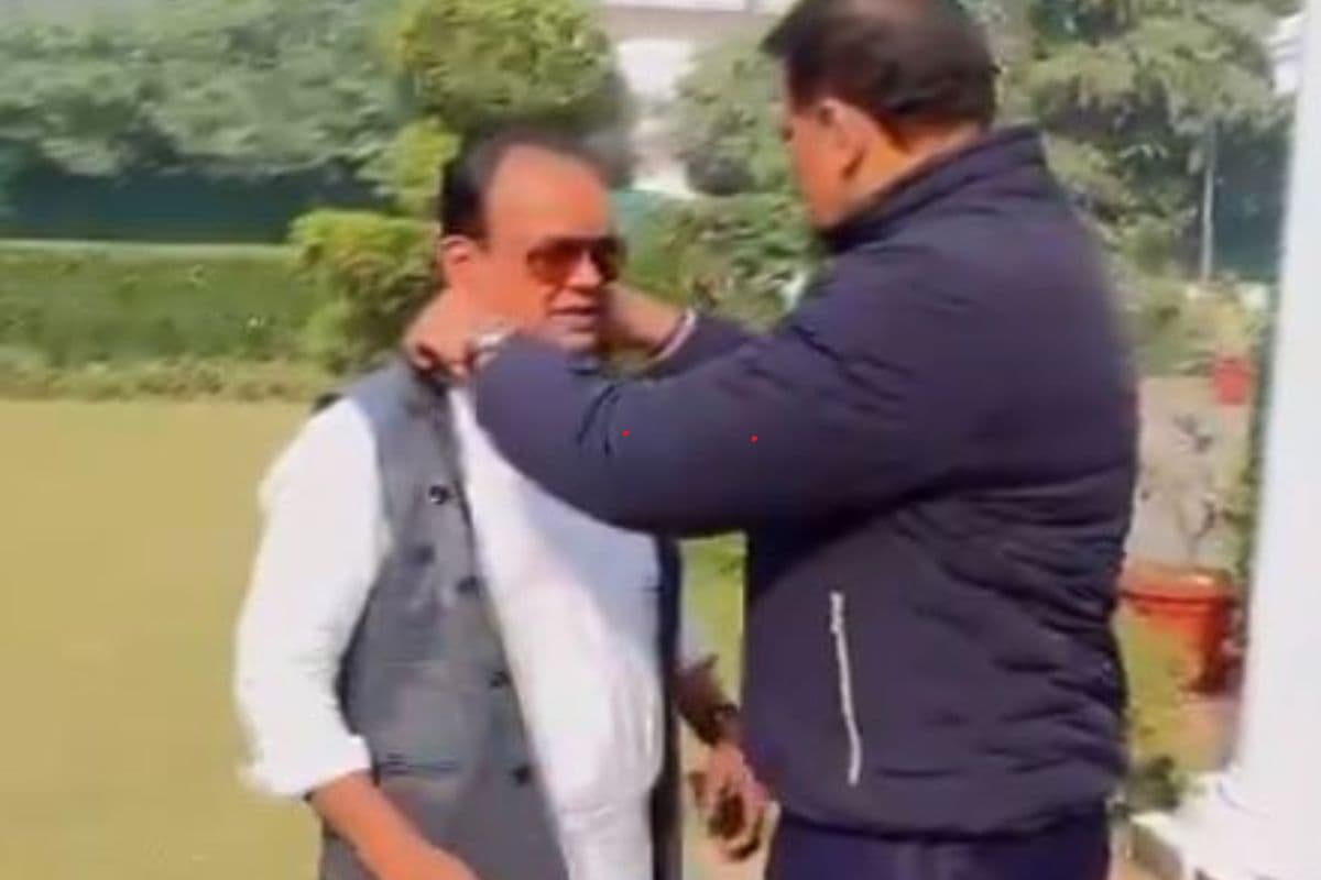 Video : झारखंड के स्वास्थ्य मंत्री डॉ इरफान अंसारी का कॉलर ठीक करते दिखा ये पूर्व क्रिकेटर, दे डाली ये सलाह