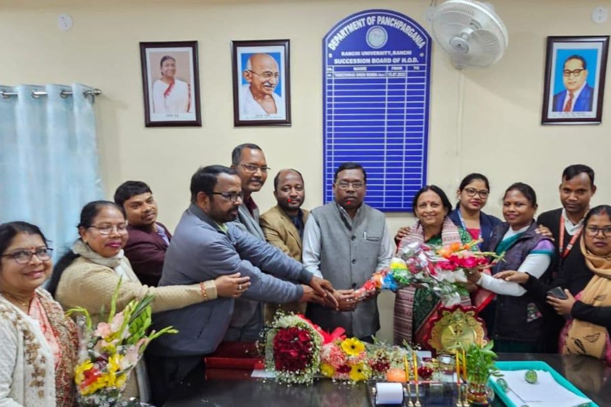 डॉ सविता केशरी के विदाई समारोह में शामिल लोग