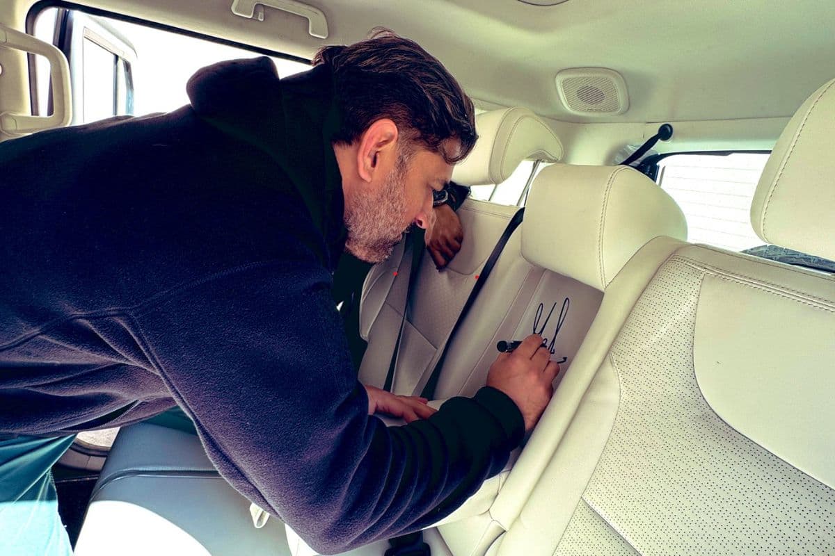 झामुमो नेता की कार पर MS Dhoni को ऑटोग्राफ देते खुद को नहीं रोक पाए आनंद महिंद्रा, कह दी ये बड़ी बात