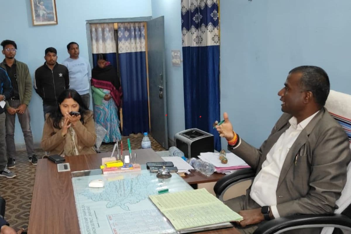 रांची डीसी ने तमाड़ के अंचल कार्यालय का किया औचक निरीक्षण, मुखिया पर भड़के