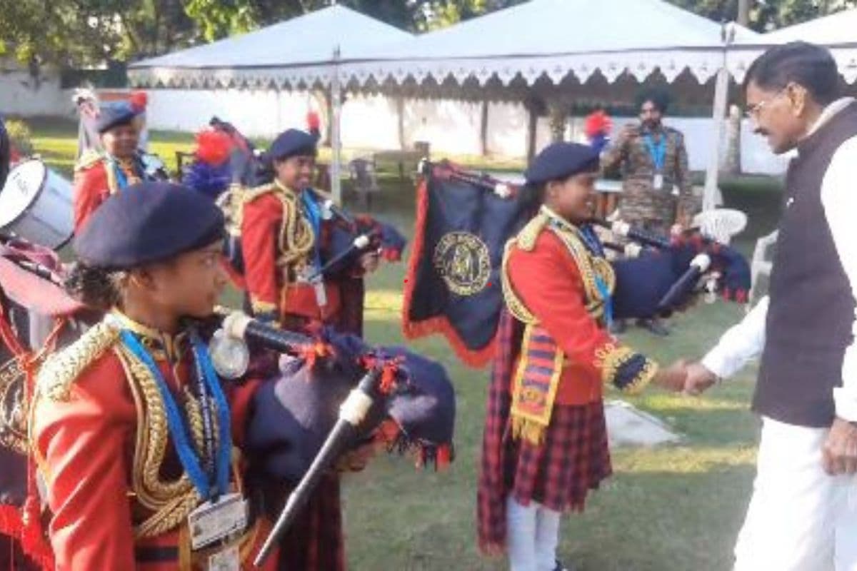 दिल्ली के गणतंत्र दिवस परेड पर शामिल होने वाले झारखंड के कलाकारों से मिले संजय सेठ, बोले- हमारे लिए गर्व की बात