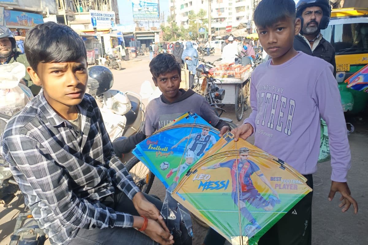 Makar Sankranti 2025: पतंगों से सजा रांची का बाजार, दो से 600 रुपये तक के रेंज में है अवेलेबल