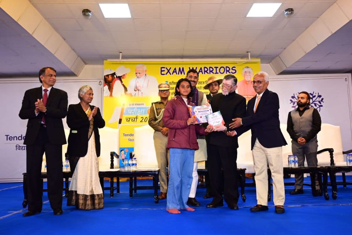 Pariksha Pe Charcha 2025: राज्यपाल संतोष गंगवार ने बच्चों से कहा- प्रतियोगिता में भाग लेना बड़ी उपलब्धि