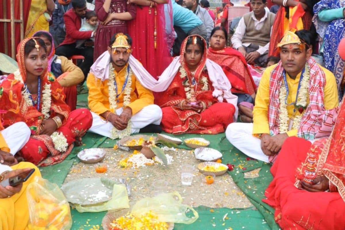 धनबाद में सामूहिक विवाह समारोह संपन्न, टोटो पर निकली बरात, एक साथ 95 जोड़ों की करायी गयी शादी