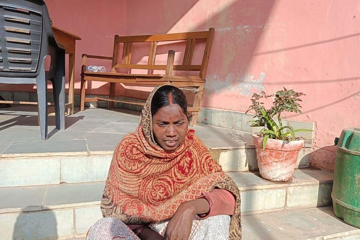 Jharkhand Crime: पति ने स्वेटर पहनाने को कहा तो मां ने रेत दिया बेटी का गला, फिर बैठ रही शव के बगल में