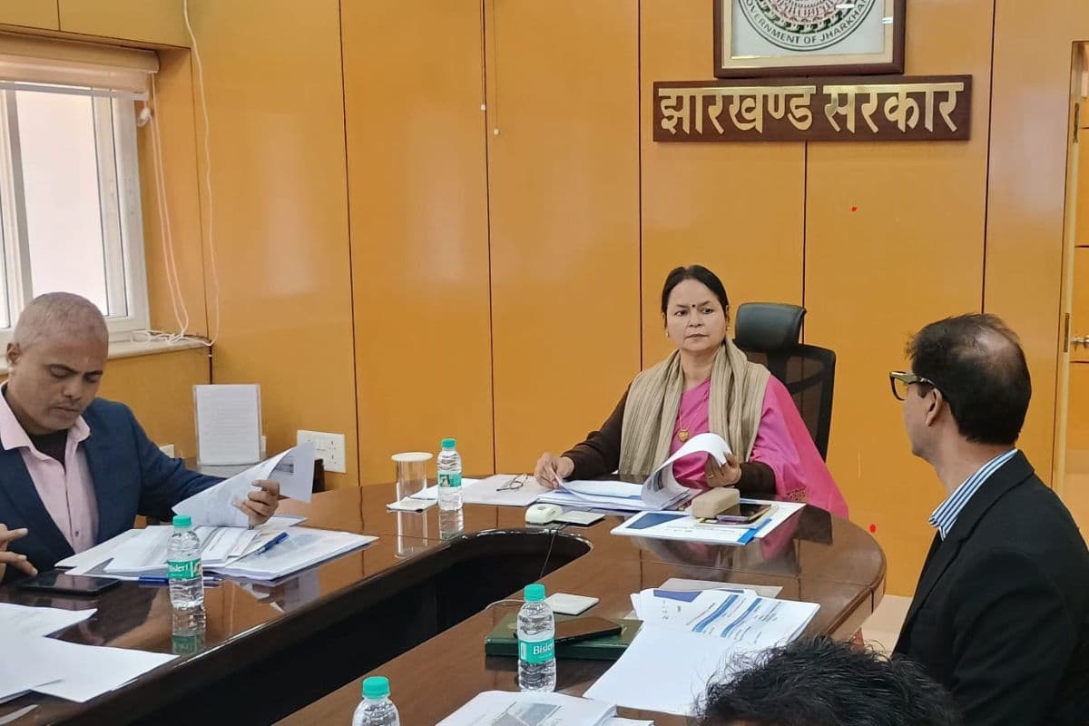 झारखंड में नहीं लटकेंगे सड़क निर्माण के कार्य, मुख्य सचिव अलका तिवारी ने उपायुक्तों को दिया ये निर्देश