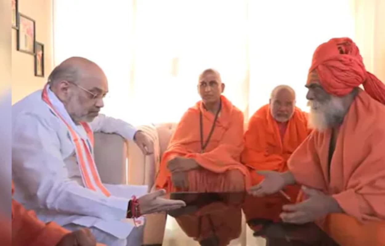 Amit Shah: पोते को साधु संतों से आशीर्वाद दिलाते दिखे अमित शाह, देखें Video