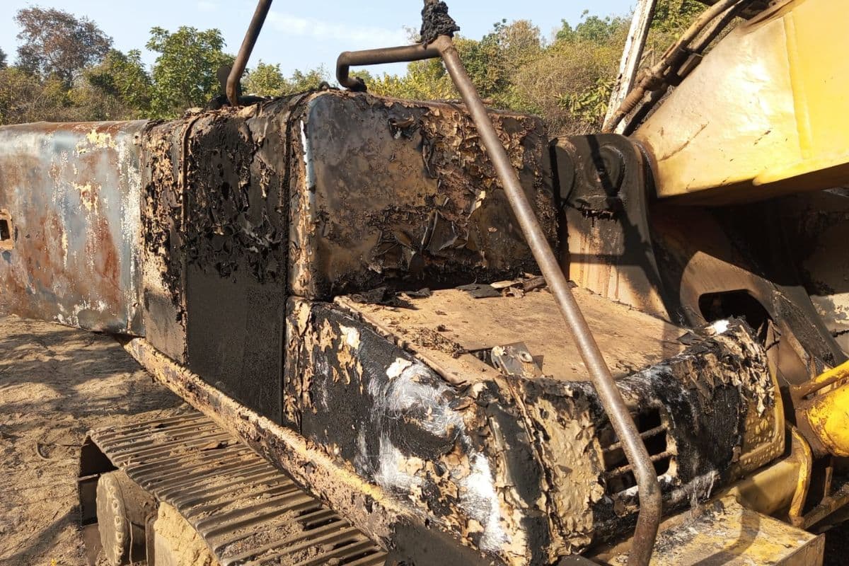 Bihar News: औरंगाबाद में नक्सलियों ने मचाया उत्पात, चेक डैम निर्माण में लगी मशीन में लगाई आग