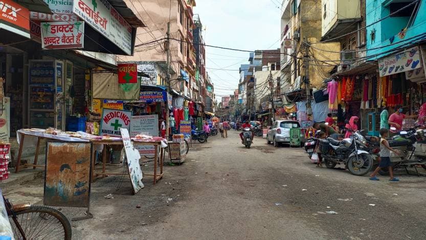 Badarpur Vidhan Sabha: सड़कों की जर्जर हालत परेशान है आम जनता