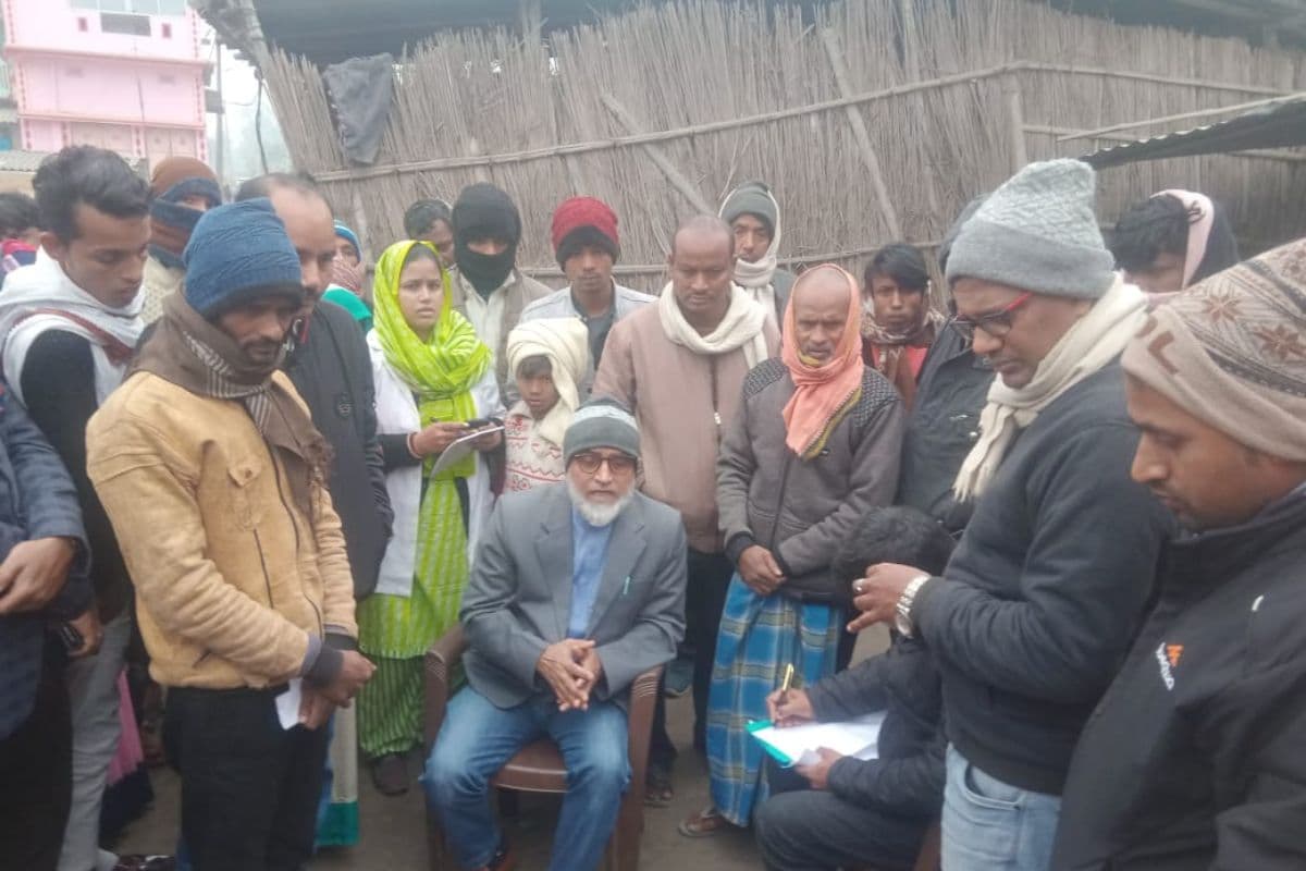 Bihar News: बेतिया में 5 लोगों की संदिग्ध मौत से हड़कंप, जांच के लिए भेजी गई मेडिकल टीम