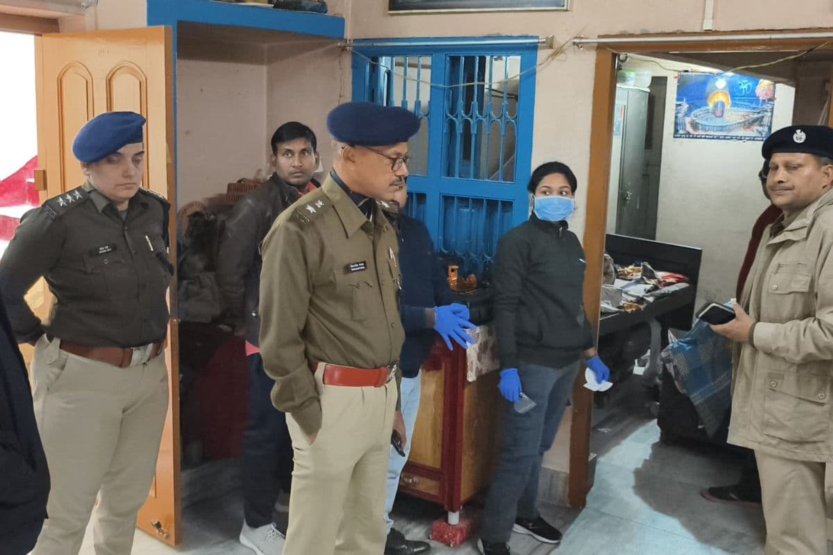 Bihar Crime: सोए हुए बुजुर्ग की 25 बार चाकू घोंपकर हत्या, बगल के कमरे में मौजूद बेटे-बहू और पोती को भी नहीं लगी भनक