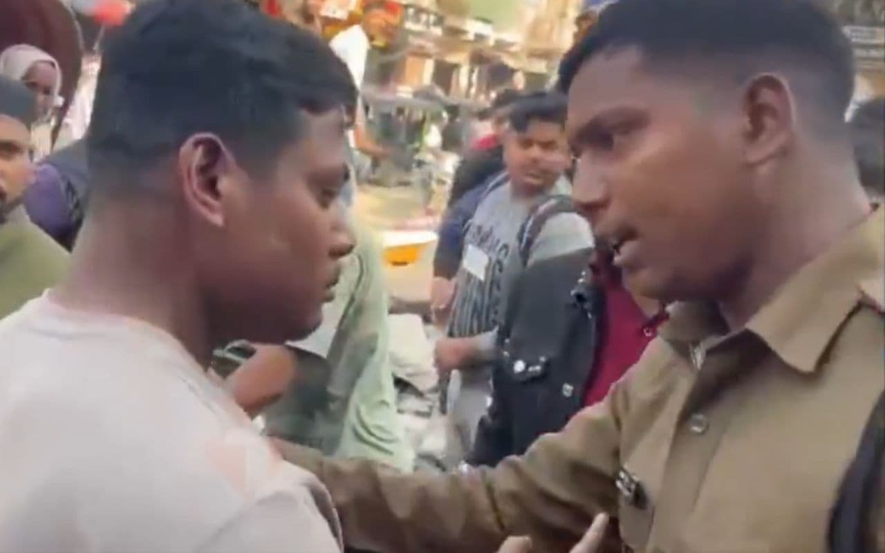 Video Viral: कटिहार में एक युवक ने ट्रैफिक जवान से पैर छूकर मंगवाया माफी, वीडियो वायरल होते ही हो गया बड़ा एक्शन