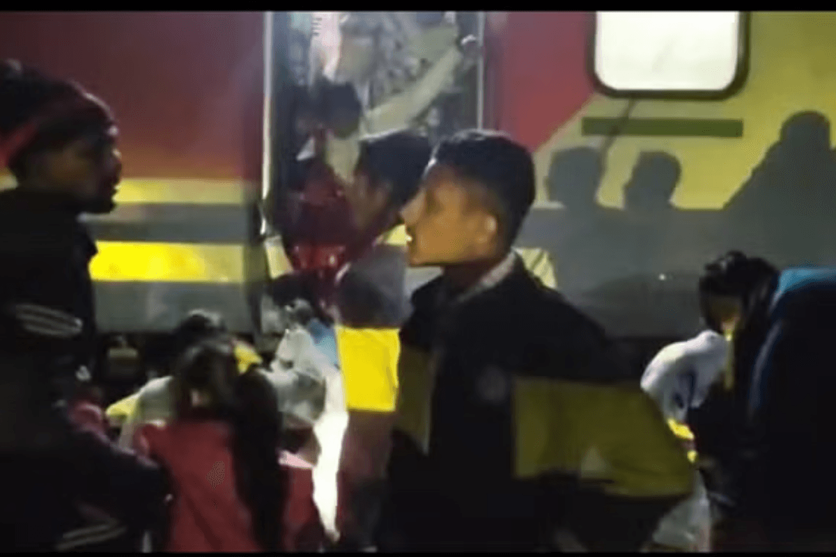 Bihar News: अचानक ट्रेन की बोगी से कूदने लगे लोग, बजा फायर अलार्म तो मचा हड़कंप