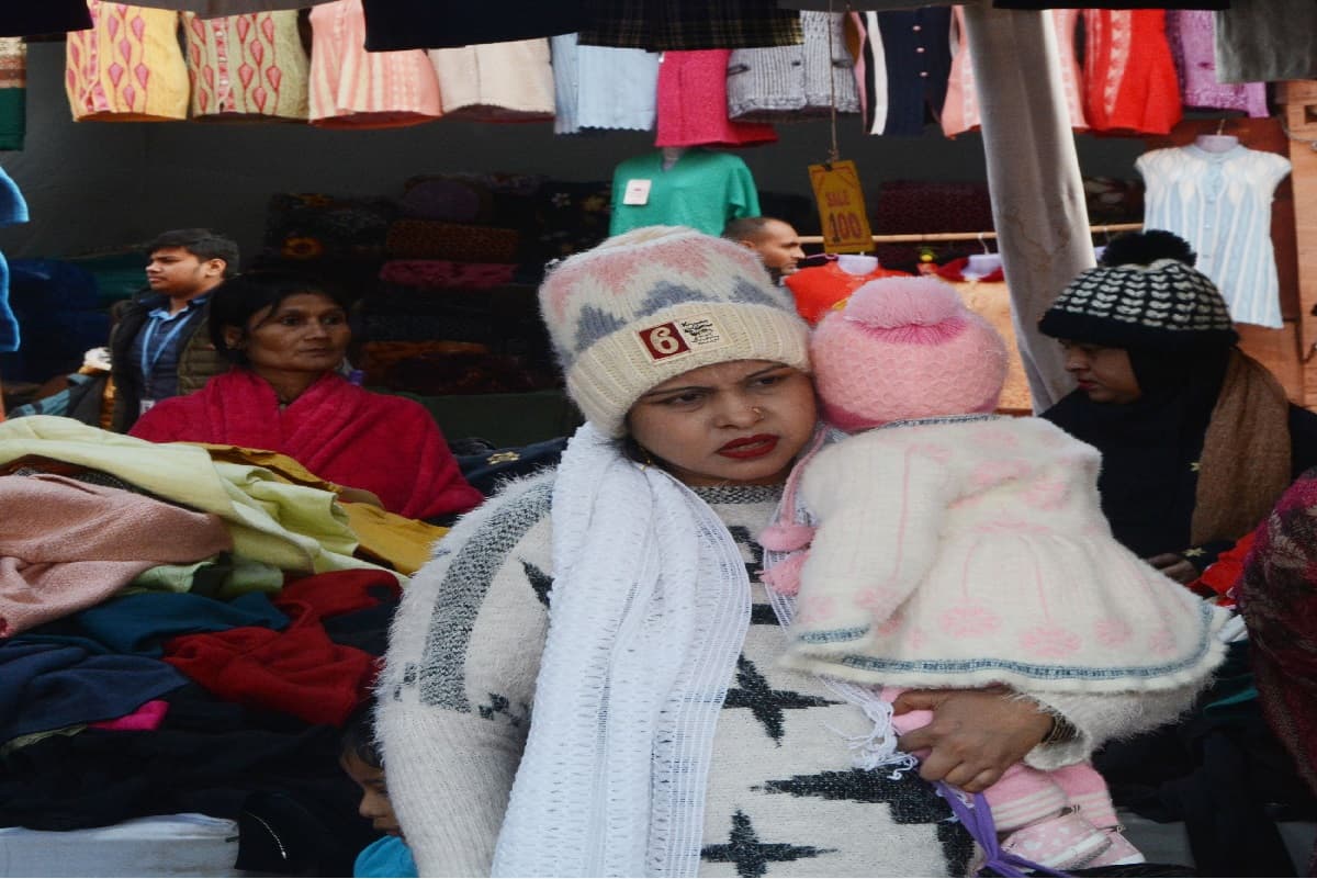 Bihar Weather: ठंडी हवा से बिहार में बढ़ी कनकनी, गर्म कपड़ों का बाजार हुआ गुलजार