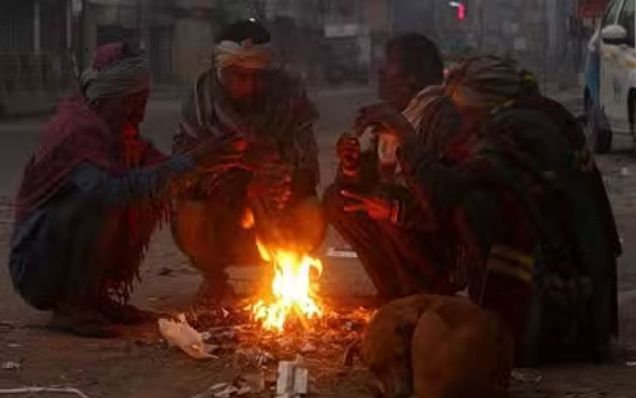 Bihar Weather: बिहार में ठंड से 28 स्कूली छात्राएं बेहोश, प्रदेश में विमान और ट्रेने सेवा भी प्रभावित