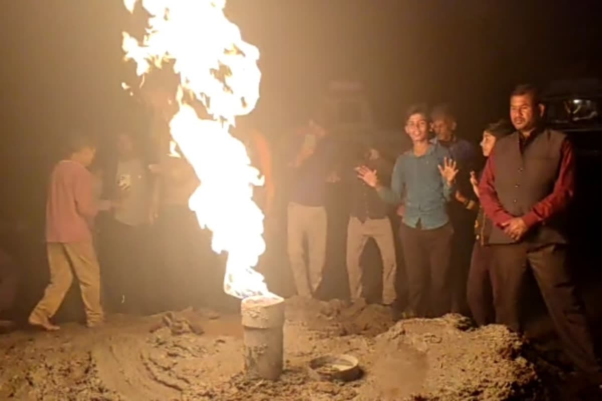 OMG: बोरवेल से निकलीं आग की लपटें; वीडियो हुआ वायरल