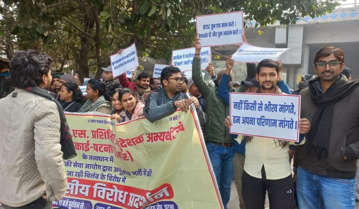 BPSC Protest: बीपीएससी कार्यालय के बाहर फिर जमा हुए अभ्यर्थी, पोस्टर और बैनर लेकर कर रहे प्रदर्शन
