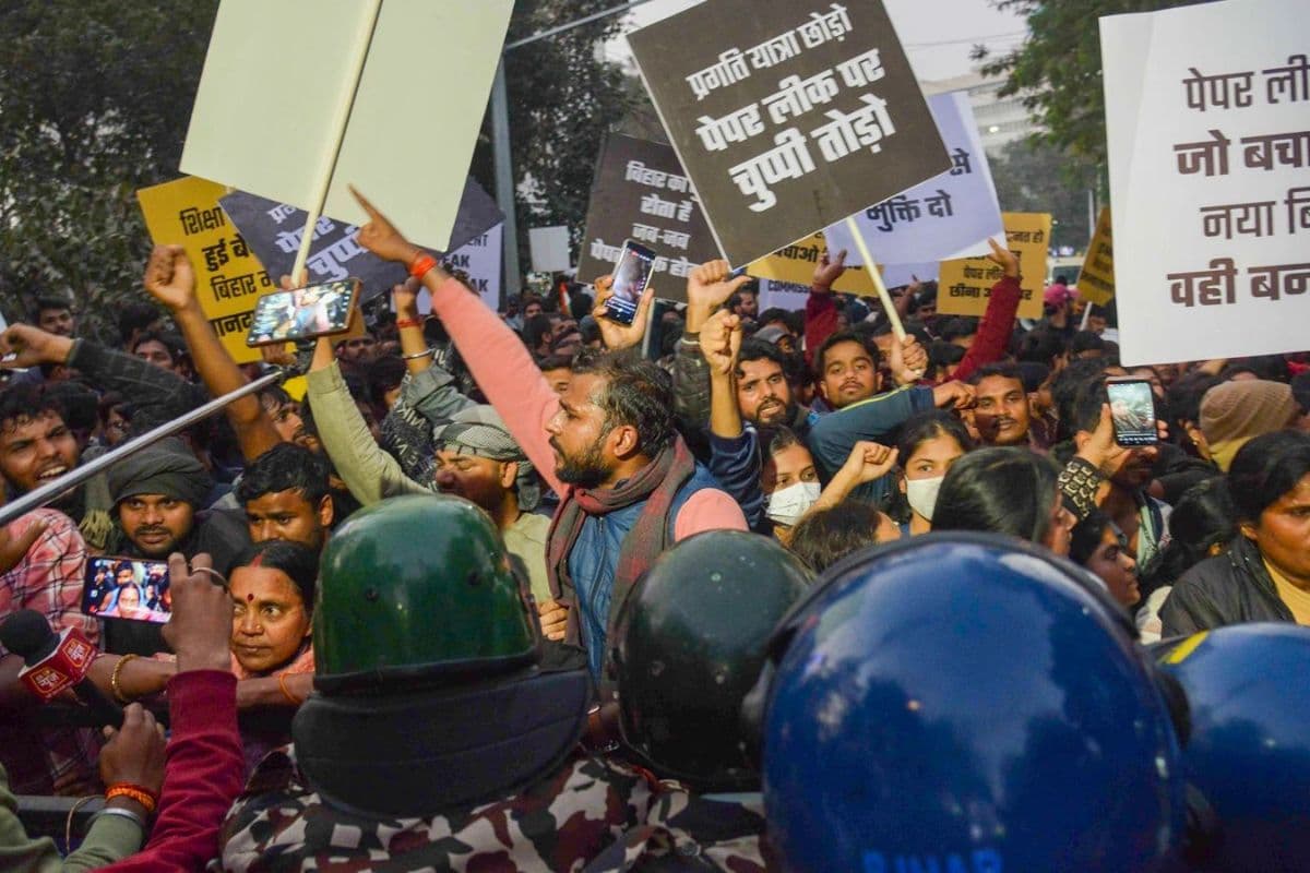 VIDEO: हाथ में तिरंगा लेकर BPSC ऑफिस को घेरने पहुंचे अभ्यर्थी, प्रशासन ने वाटर कैनन मंगाया