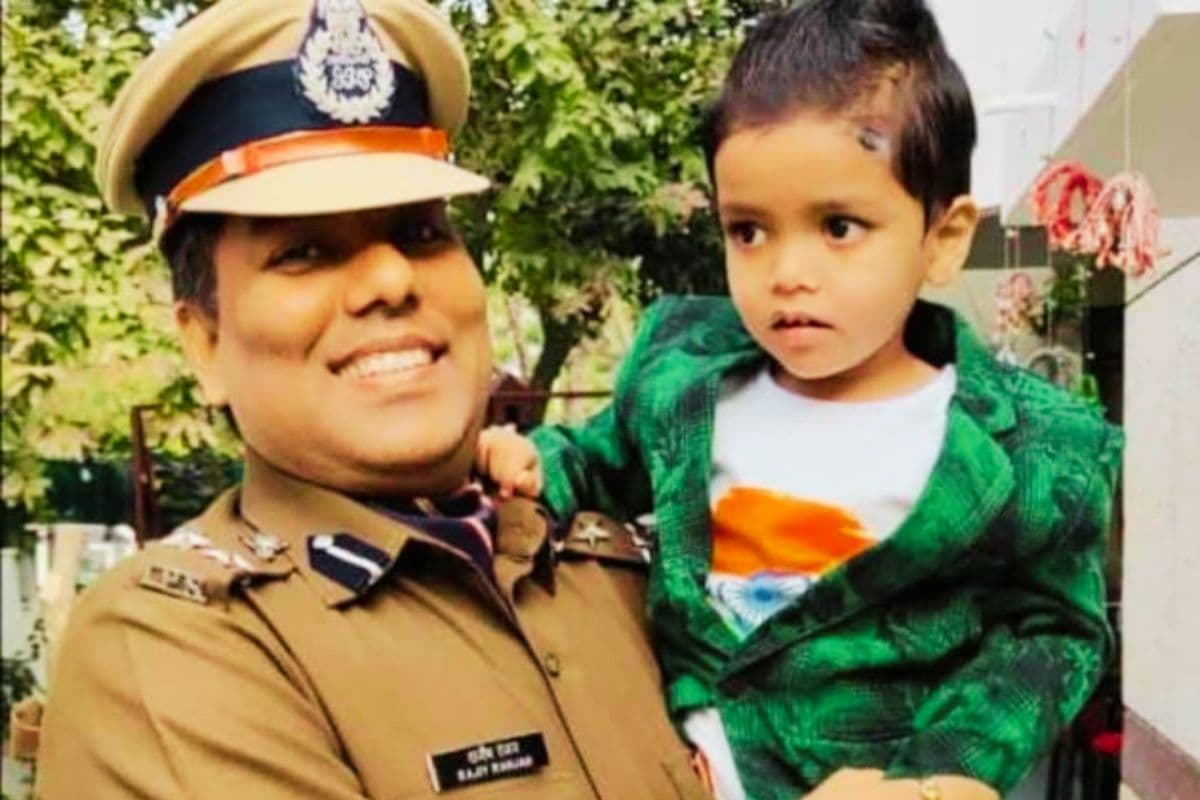 सीबीआई के रांची जोन के ज्वाइंट डायरेक्टर राजीव रंजन और झारखंड के 12 पुलिसकर्मियों को पुलिस पदक