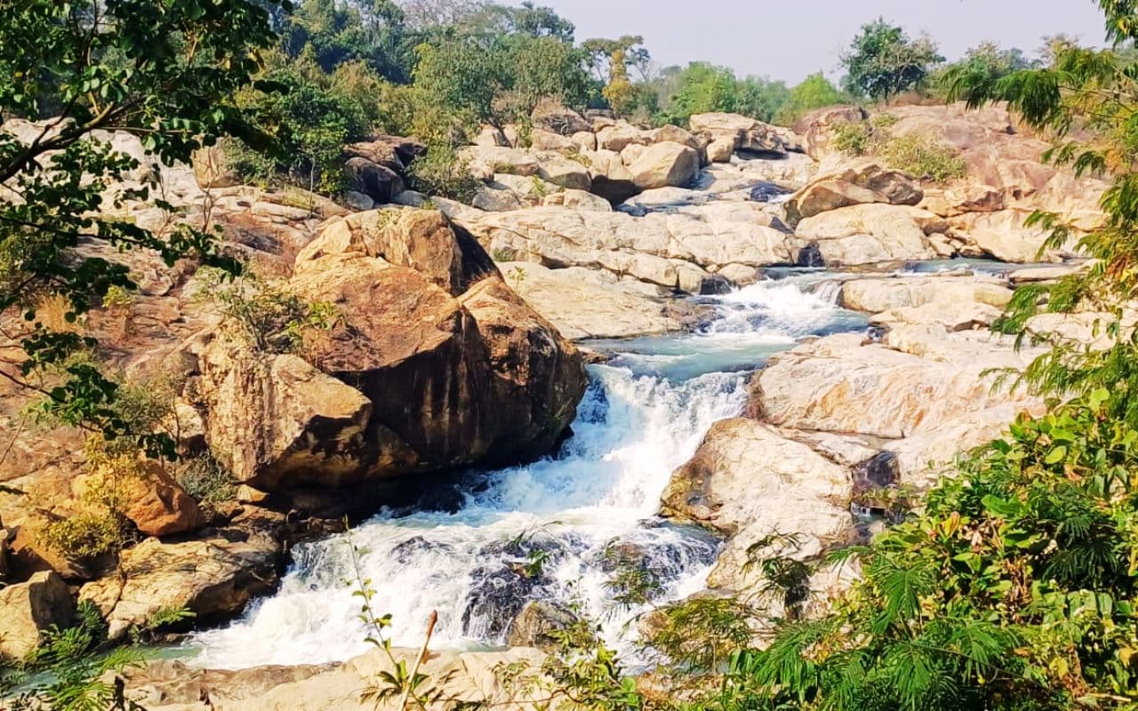 PHOTOS: चंद्रू फॉल बनेगा पर्यटन स्थल, मन मोह लेगी पहाड़ियों से बहती है कोनार की कलकल धारा