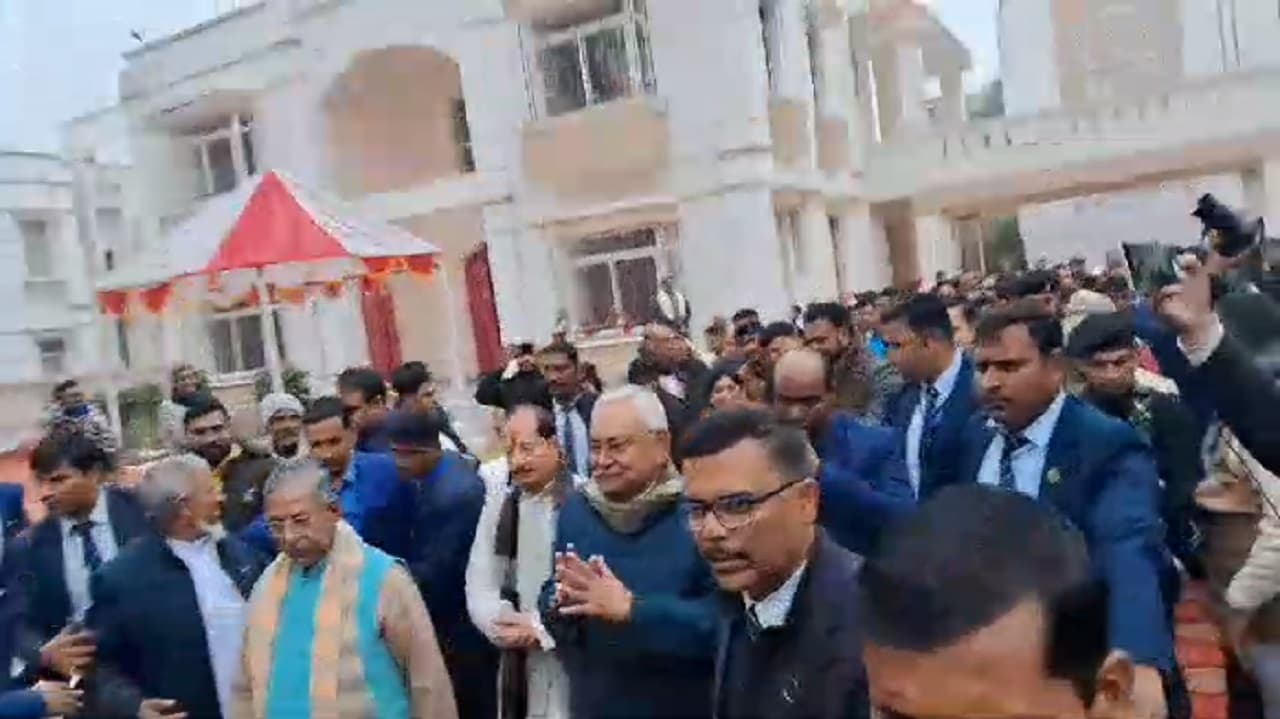 Video: चेतन आनंद के गृह प्रवेश पर पहुंचे नीतीश कुमार, लवली आनंद ने परोसा दही-चूड़ा