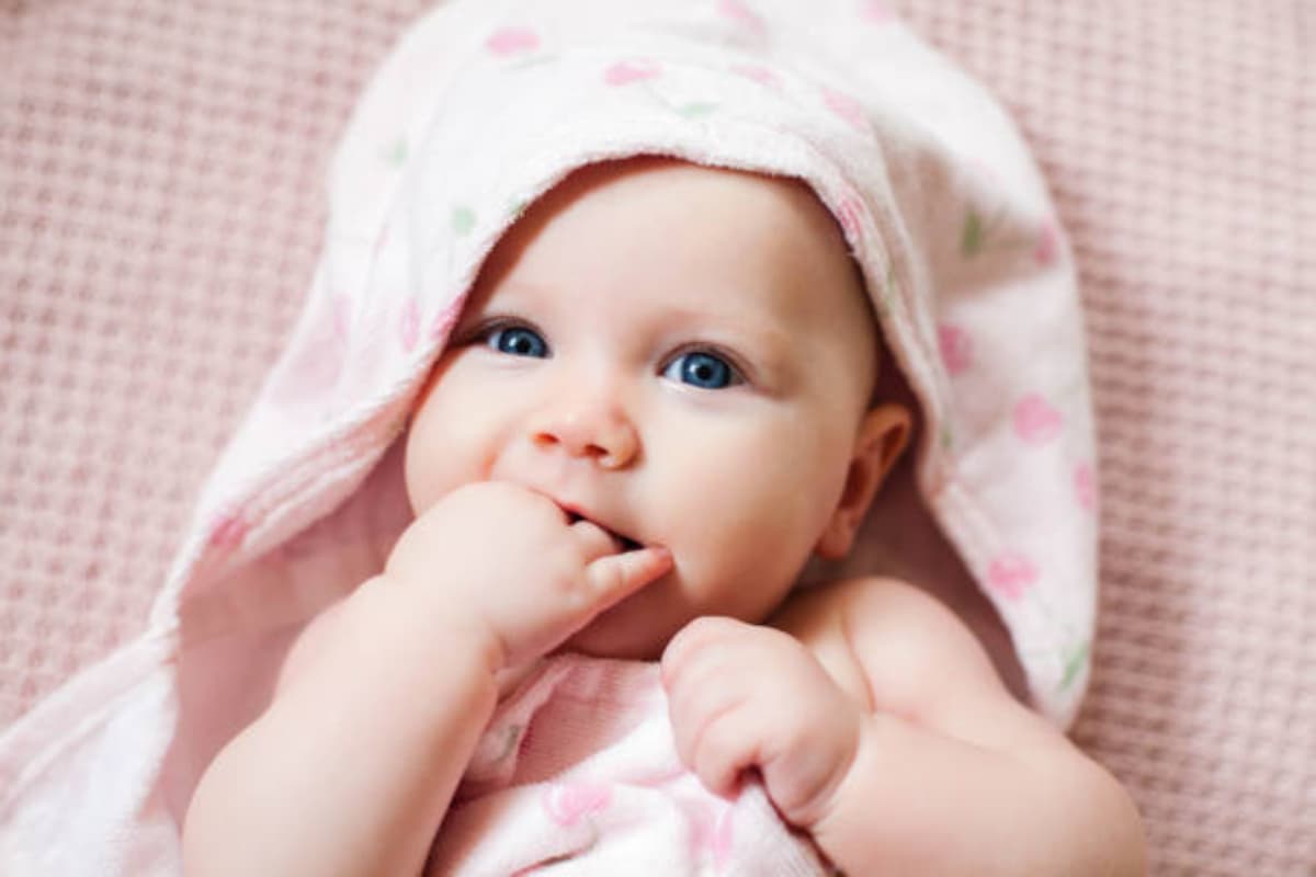 Baby Names: अपनी बेटी को देना चाहते हैं एक मॉडर्न और यूनिक नाम? यह लिस्ट जरूर आएगी आपके काम