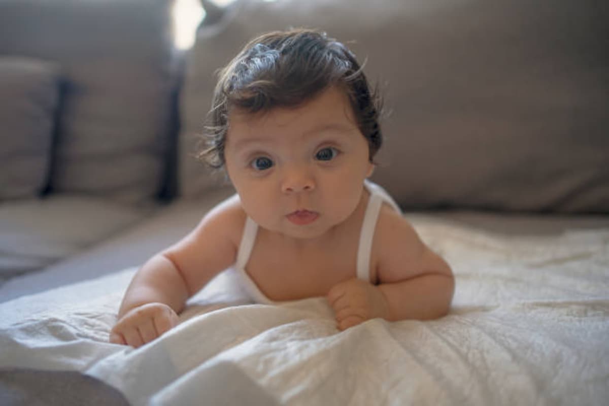 Baby Names: आपकी बेटी के जिंदगी में गुड लक लेकर आएंगे ये नाम, डालें लिस्ट पर एक नजर