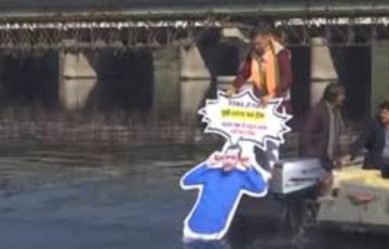प्रवेश वर्मा ने केजरीवाल का पोस्टर यमुना में डुबाया, Video आया सामने