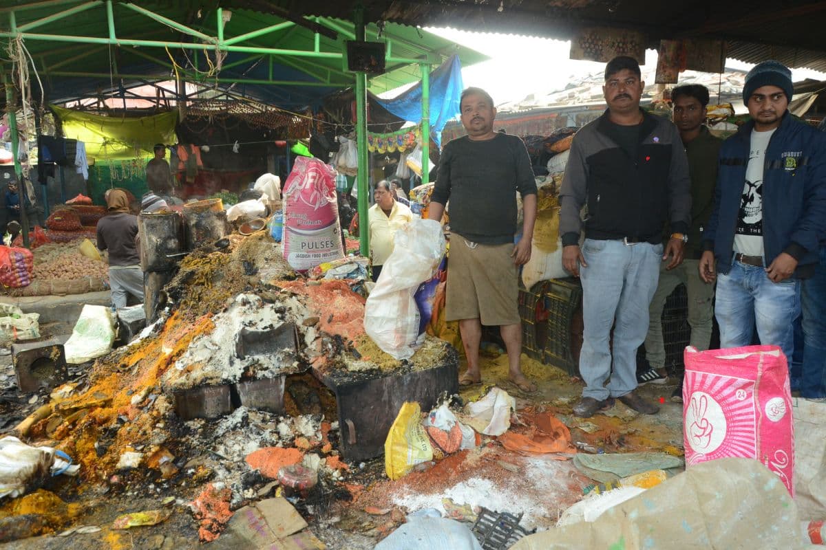 Deoghar News: सब्जी मंडी मीना बाजार की दुकानों में आग लगने से करीब तीन लाख का नुकसान, दुकानदारों में आक्रोश