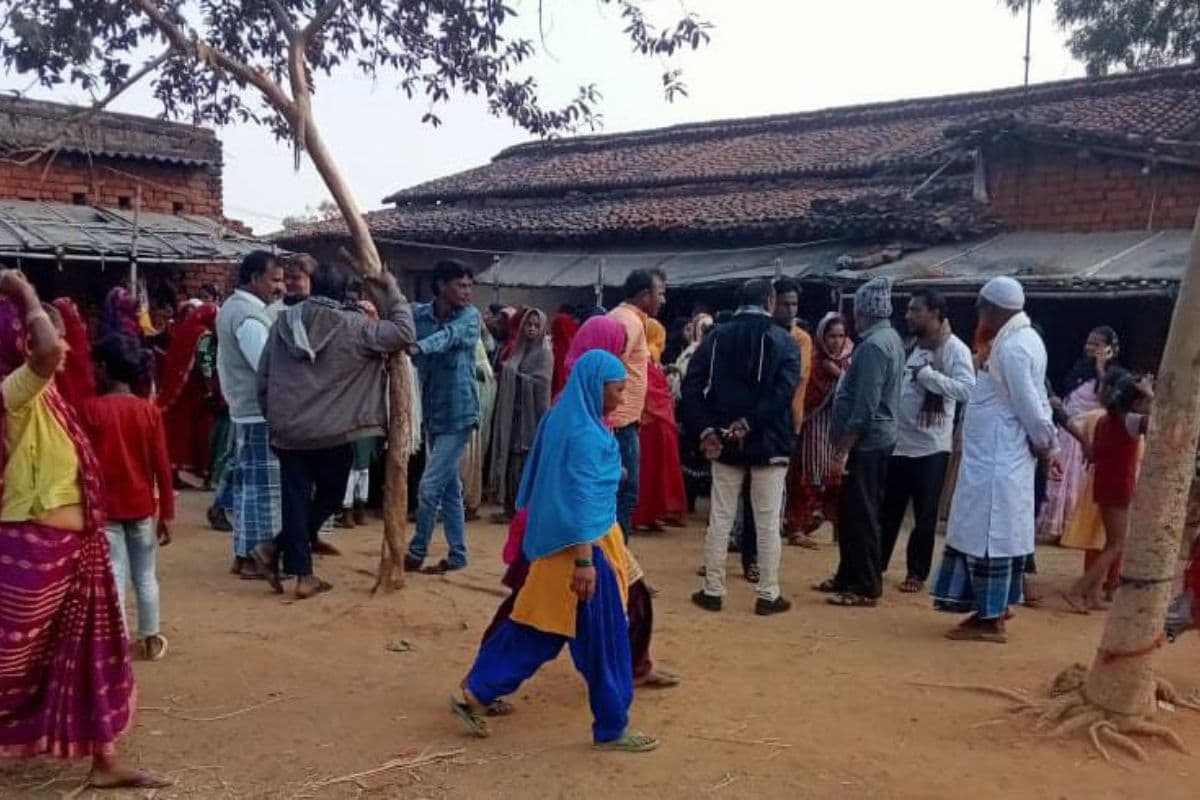 Crime News: देवघर में सनकी भाई ने छोटी बहन को पत्थर से कूच कर मार डाला, मां की हालत गंभीर