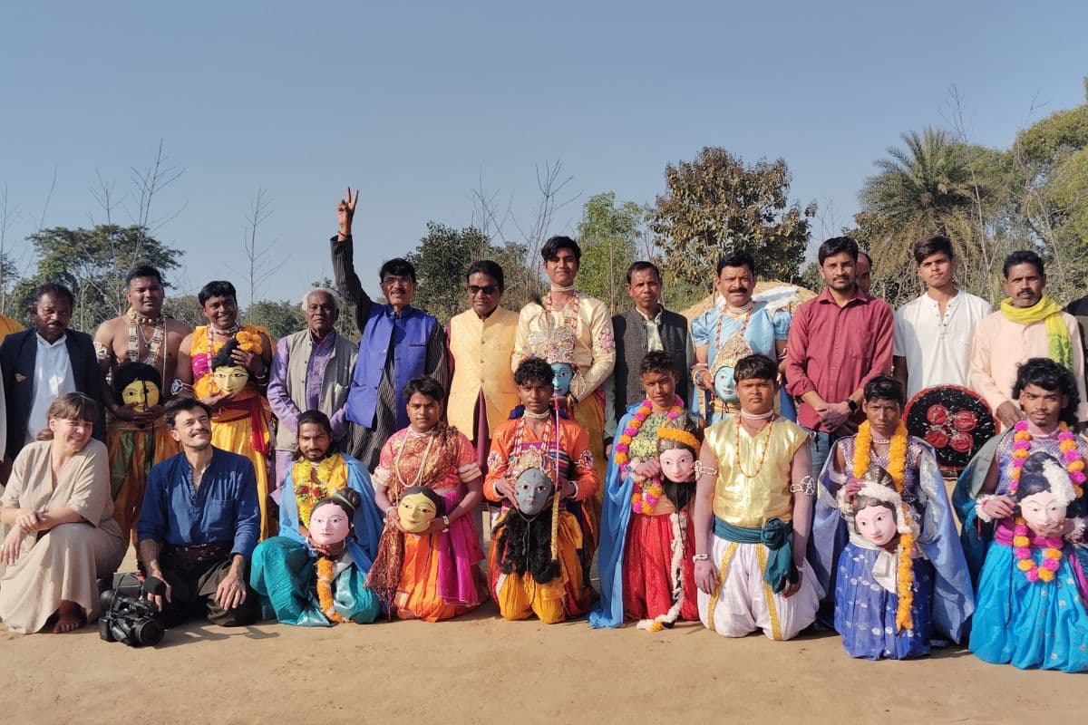 फ्रांस के दंपती झारखंड में छऊ नृत्य पर बना रहे डॉक्यूमेंट्री, पहाड़पुर में कलाकारों के साथ की शूटिंग