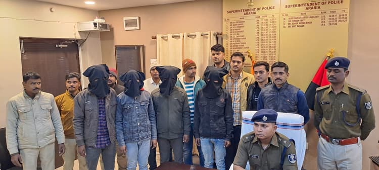 दो देसी पिस्टल, दो मैग्जीन, चार कारतूस, 30 हजार रुपये सहित पांच अपराधी गिरफ्तार