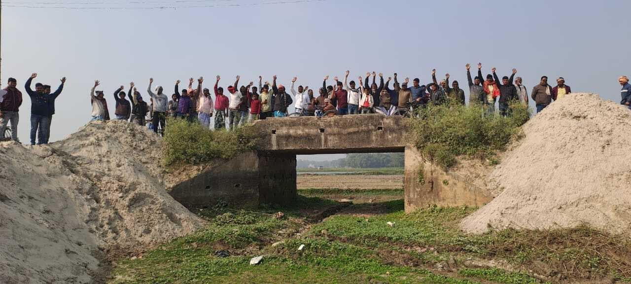 Katihar news : आरसीसी कल्वर्ट का मार्ग अवरुद्ध करने पर ग्रामीणों में आक्रोश
