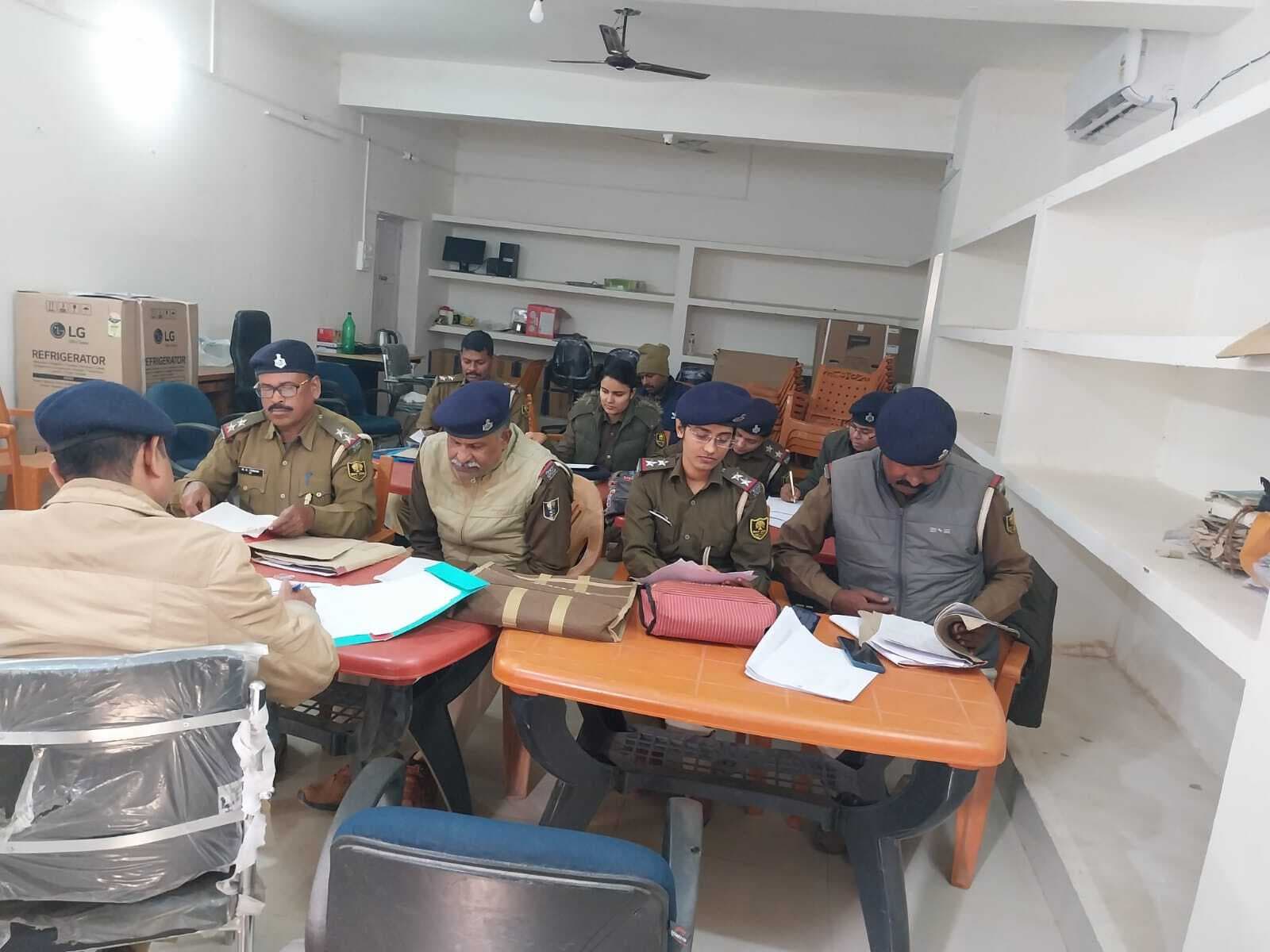 Katihar news : पुलिस पदाधिकारियों को दैनिकी कांड लिखने की दी जानकारी