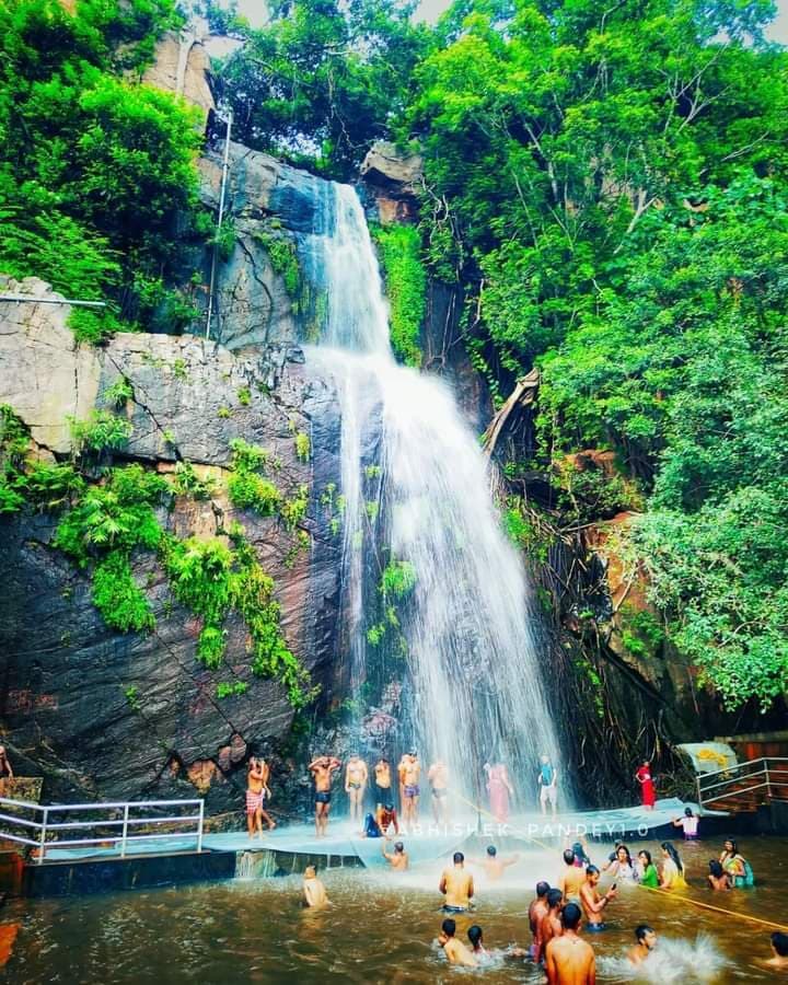 रात 12 बजते ही शहरवासियों ने काटा केक, हैप्पी न्यू इयर से गूंजा इलाका