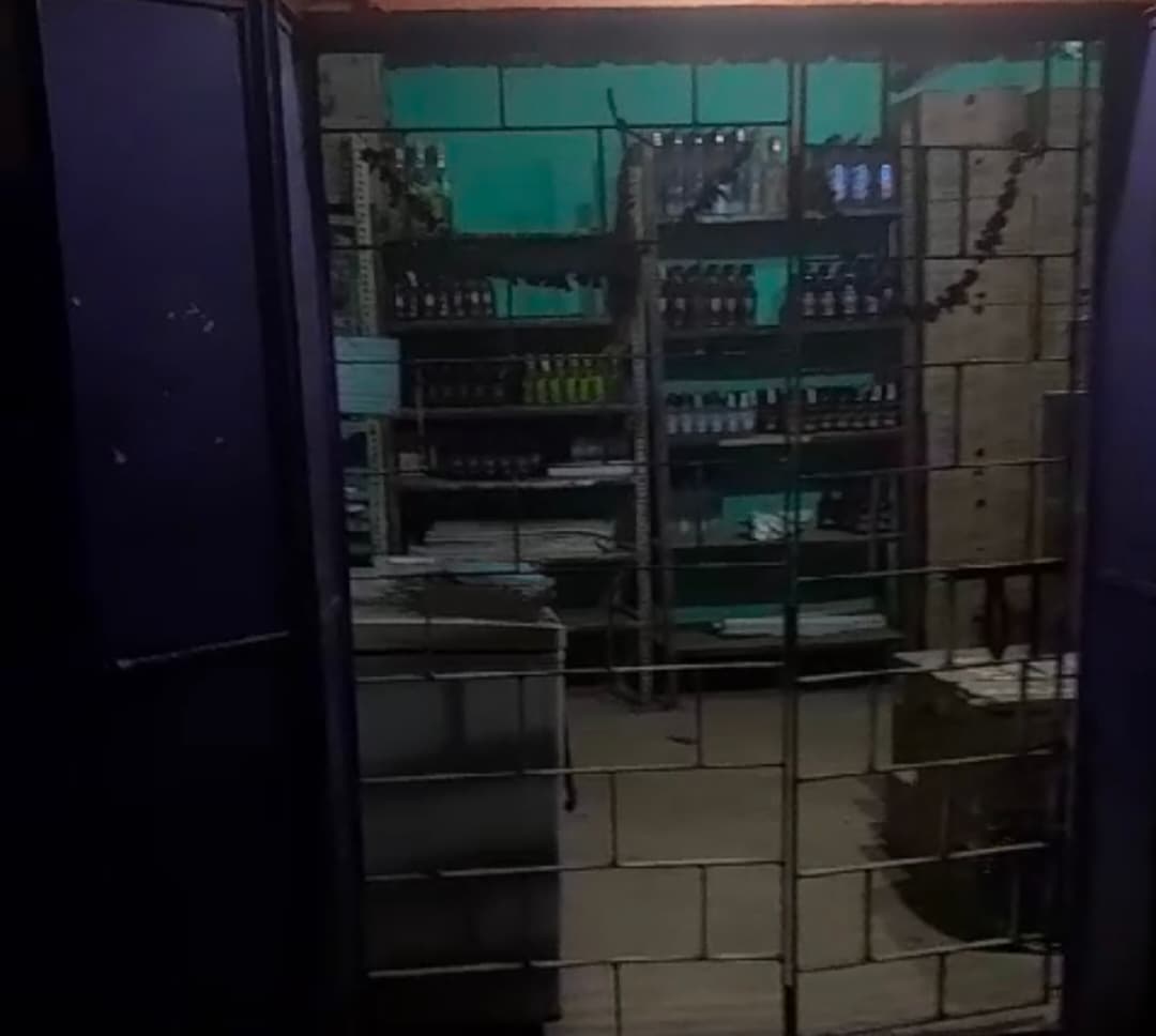 Chaibasa News : गार्ड को बंधक बना दुकान से 5.60 लाख की शराब लूटी