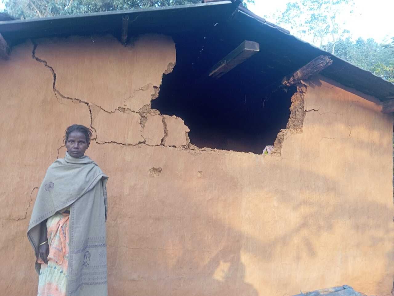 Chaibasa News : हाथियों ने आंगनबाड़ी केंद्र समेत आधा दर्जन घरों को तोड़ा