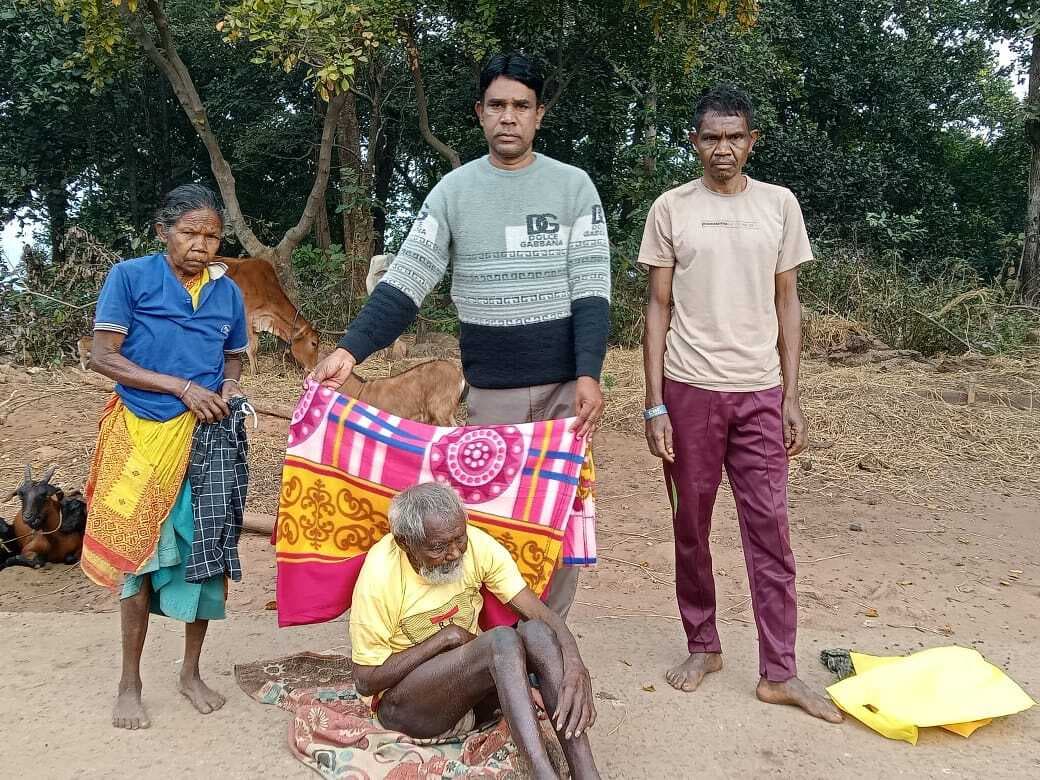 East Singhbhum : डुमरिया के लकवाग्रस्त सबर के इलाज में गरीबी बाधक, राशन व पेंशन से वंचित