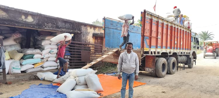 East Singhbhum : महुलिया लैंपस में 11 दिनों बाद धान खरीद शुरू, दो किसानों ने 109 क्विंटल बेचा