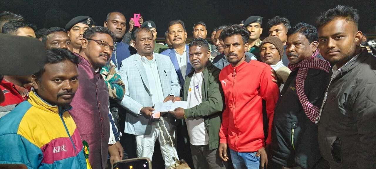 East Singhbhum : जूनियर एफसी को हरा करन एफसी की टीम विजेता