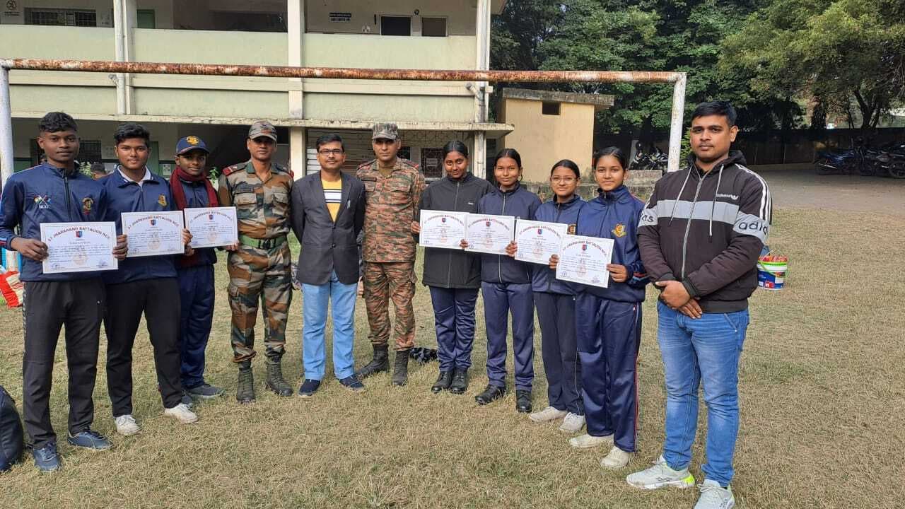 East Singhbhum : फायरिंग में प्रियंका को रजत व ड्रिल में मुक्ता को कांस्य