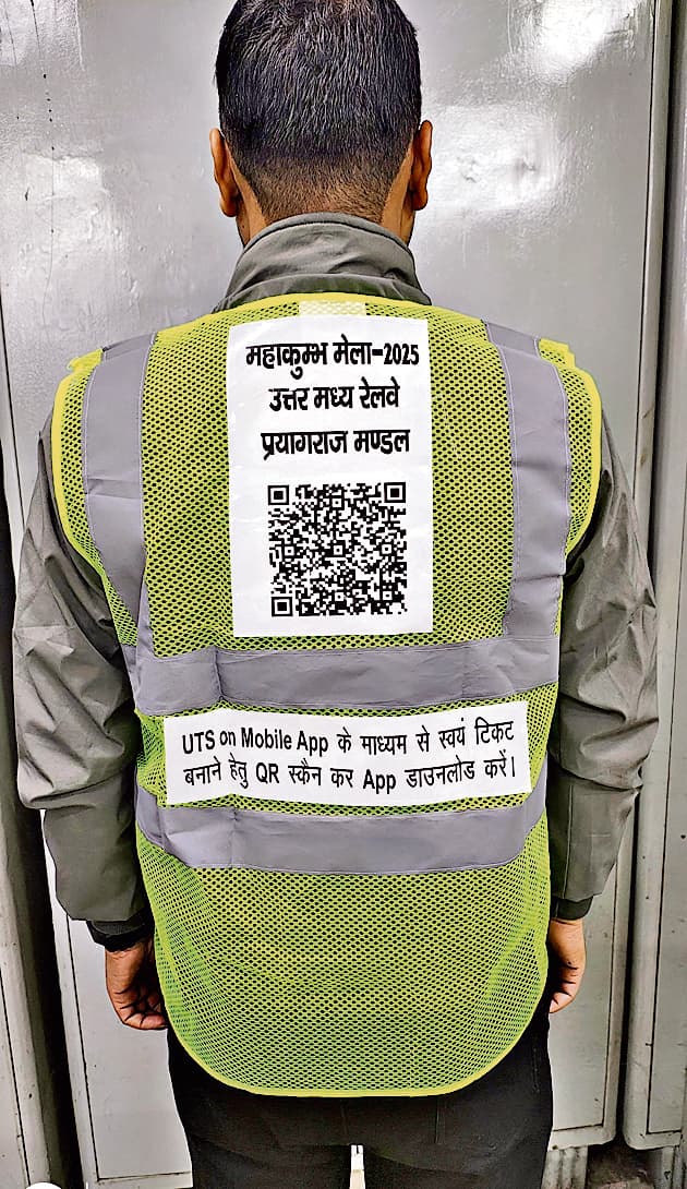 Ranchi News : महाकुंभ में रेलकर्मियों के जैकेट पर लगे स्कैनर से यात्री बुक करा सकेंगे टिकट