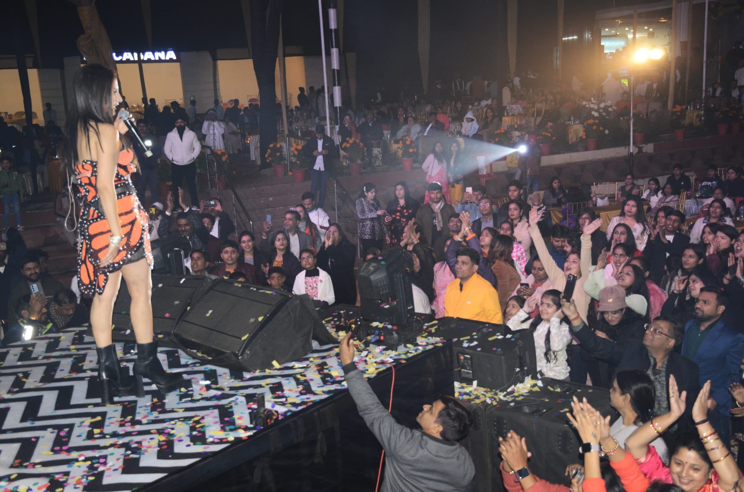 Dhanbad News : यूनियन क्लब में बॉलीवुड सिंगर रूपाली जग्गा का धमाल, दमा दम मस्त कलंदर पर झूमे लोग