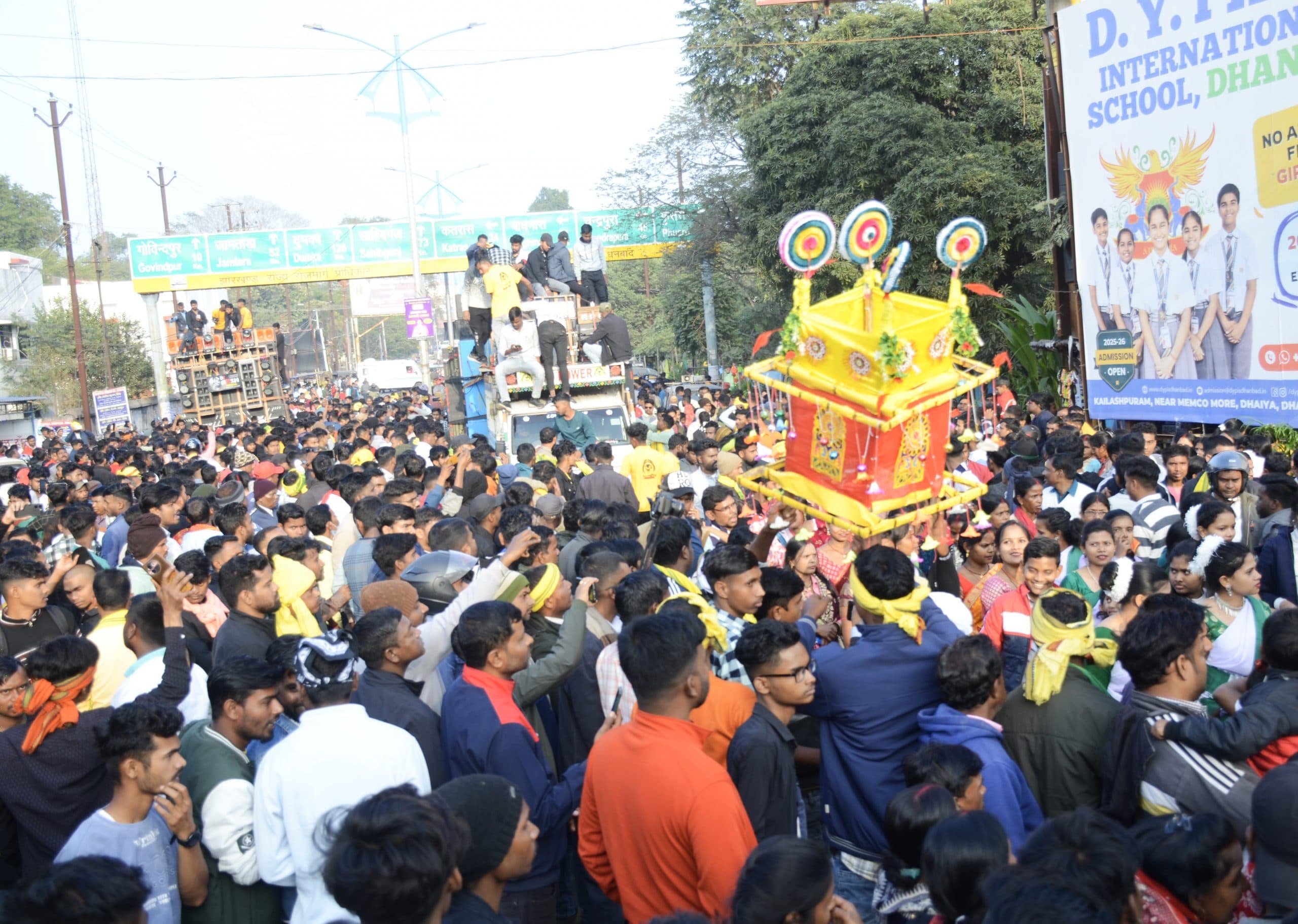 Dhanbad News : धनबाद में भव्य शोभायात्रा में टुसू लोक गीतों पर थिरके लोग