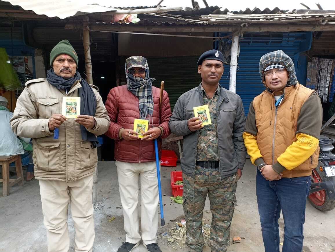 ब्राह्मण महासभा ने धार्मिक ग्रंथ का वितरण कर नववर्ष की दी शुभकामना
